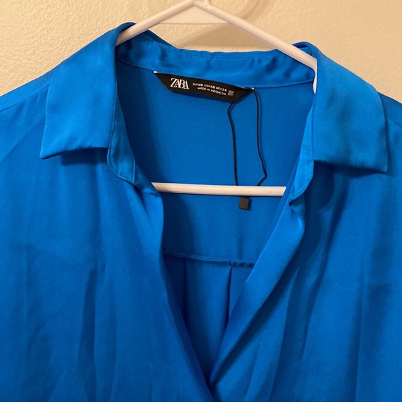Zara.  satin shirts size extra, small blue button - Picture 5 of 11